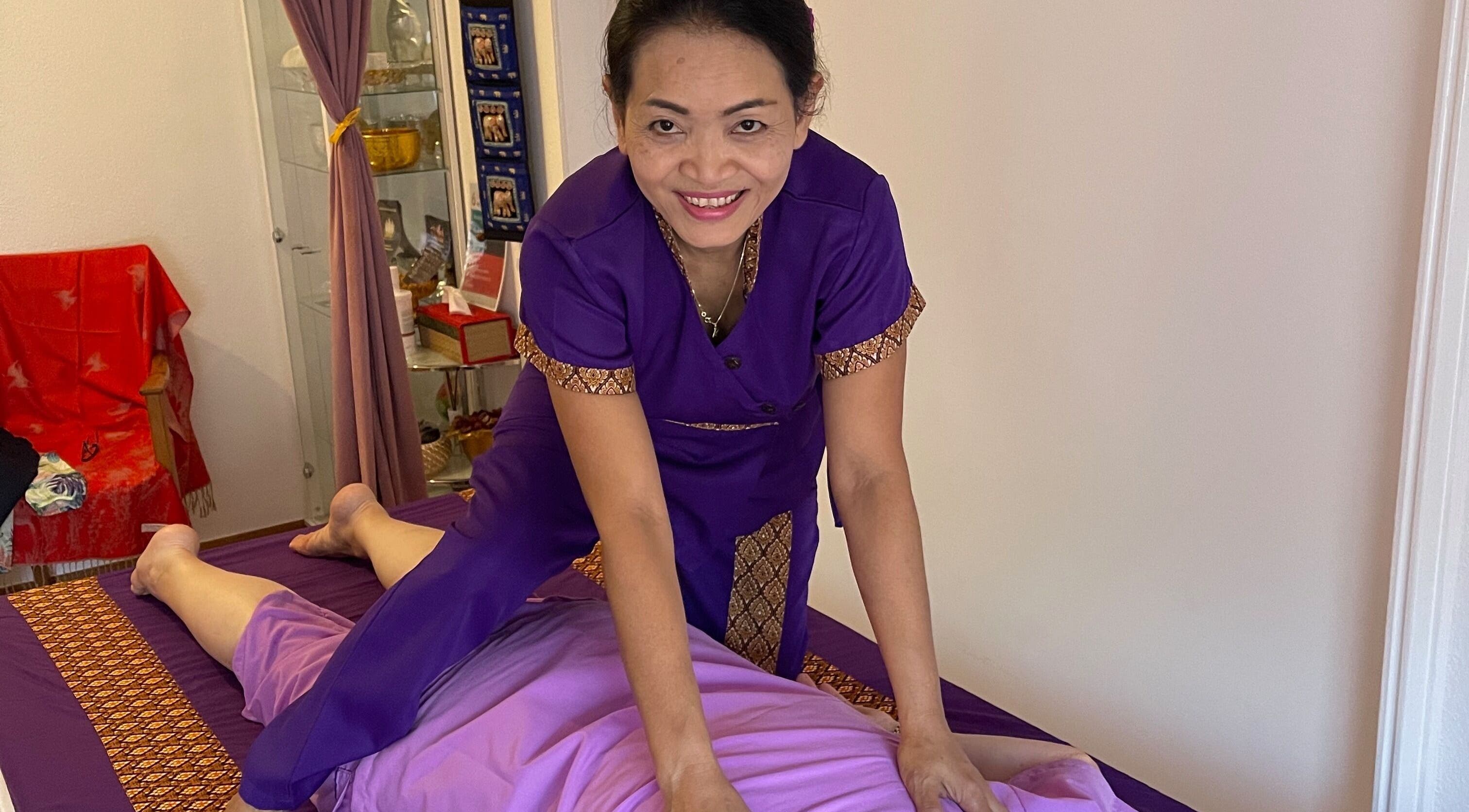 Massaggiatrice a Ascona Siam Massage Spa, Ascona, Ticino, CH, mentre esegue un massaggio rilassante.