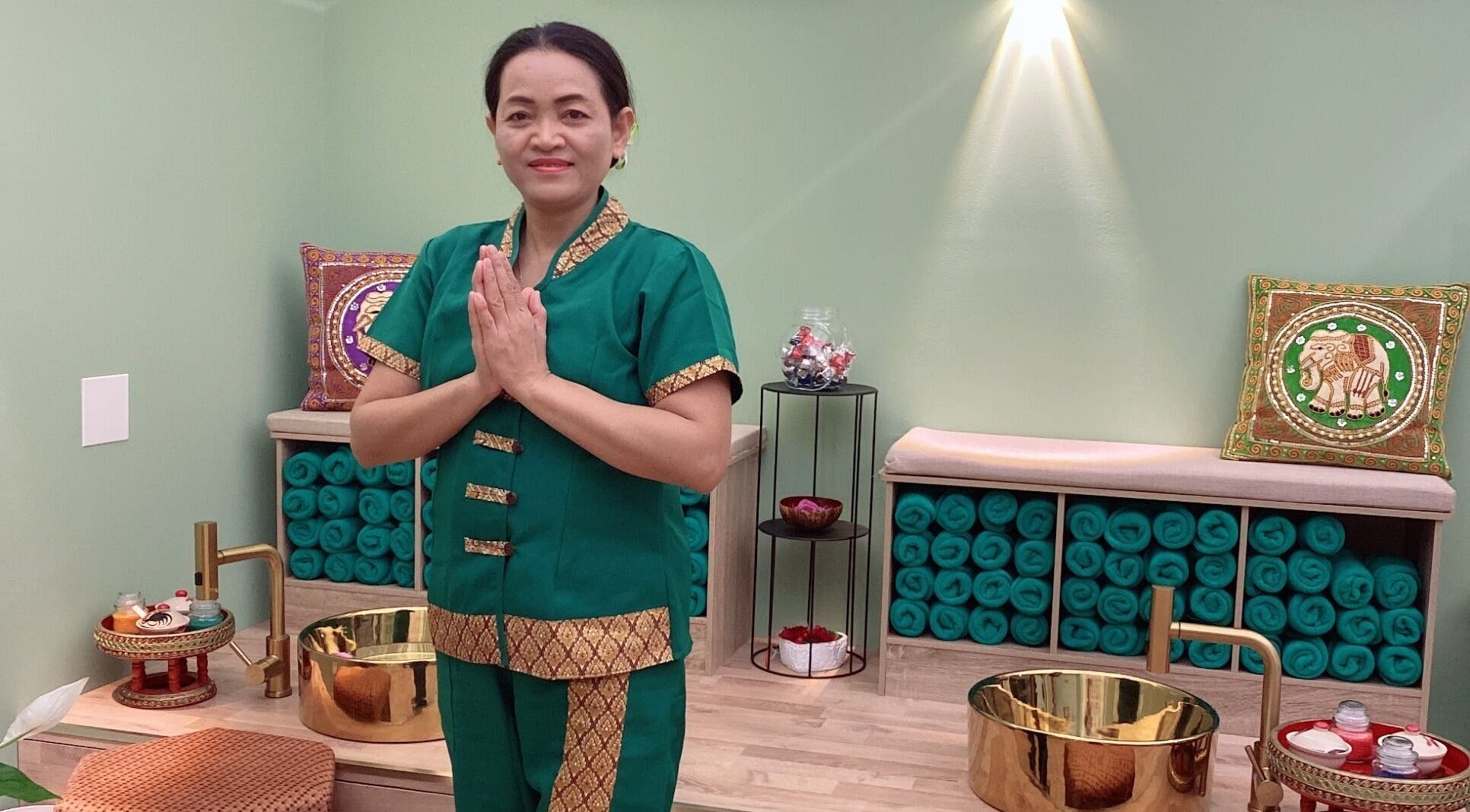 Professionista di Locarno Siam Massage accoglie con inchino tradizionale a Locarno, Ticino, CH.