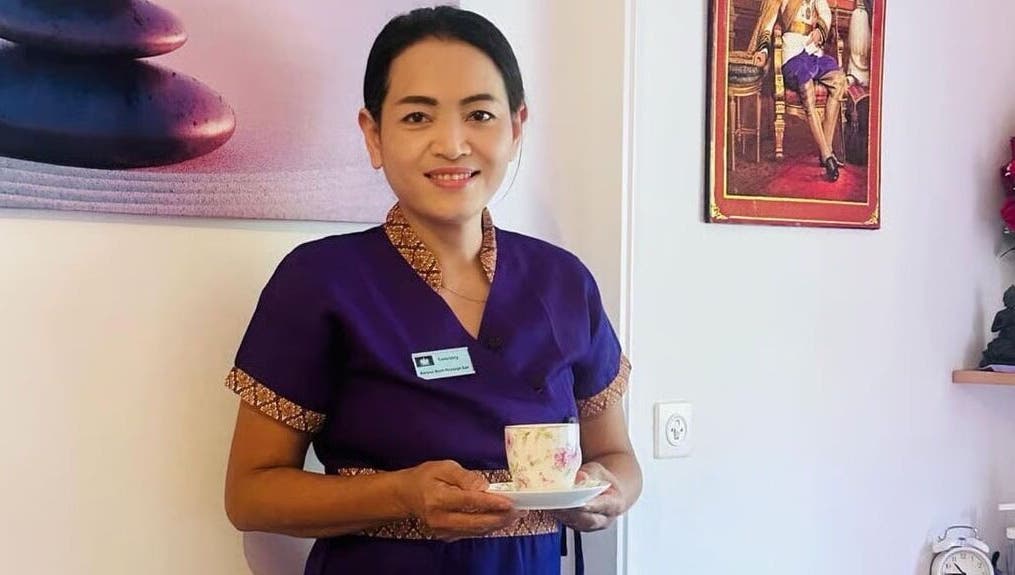 Dipendente di Ascona Siam Massage Spa con abbigliamento tradizionale in Ascona, Ticino, CH.