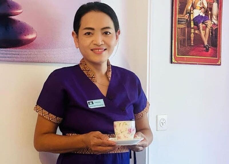 Dipendente di Ascona Siam Massage Spa con abbigliamento tradizionale in Ascona, Ticino, CH.