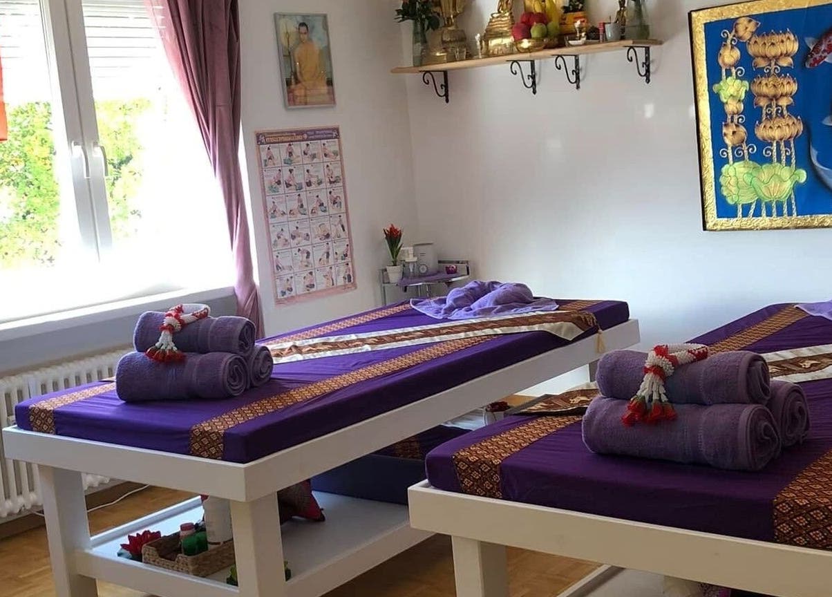 Sala massaggi Ascona Siam Massage Spa, lettini viola, atmosfera serena, Ascona, Ticino, CH.