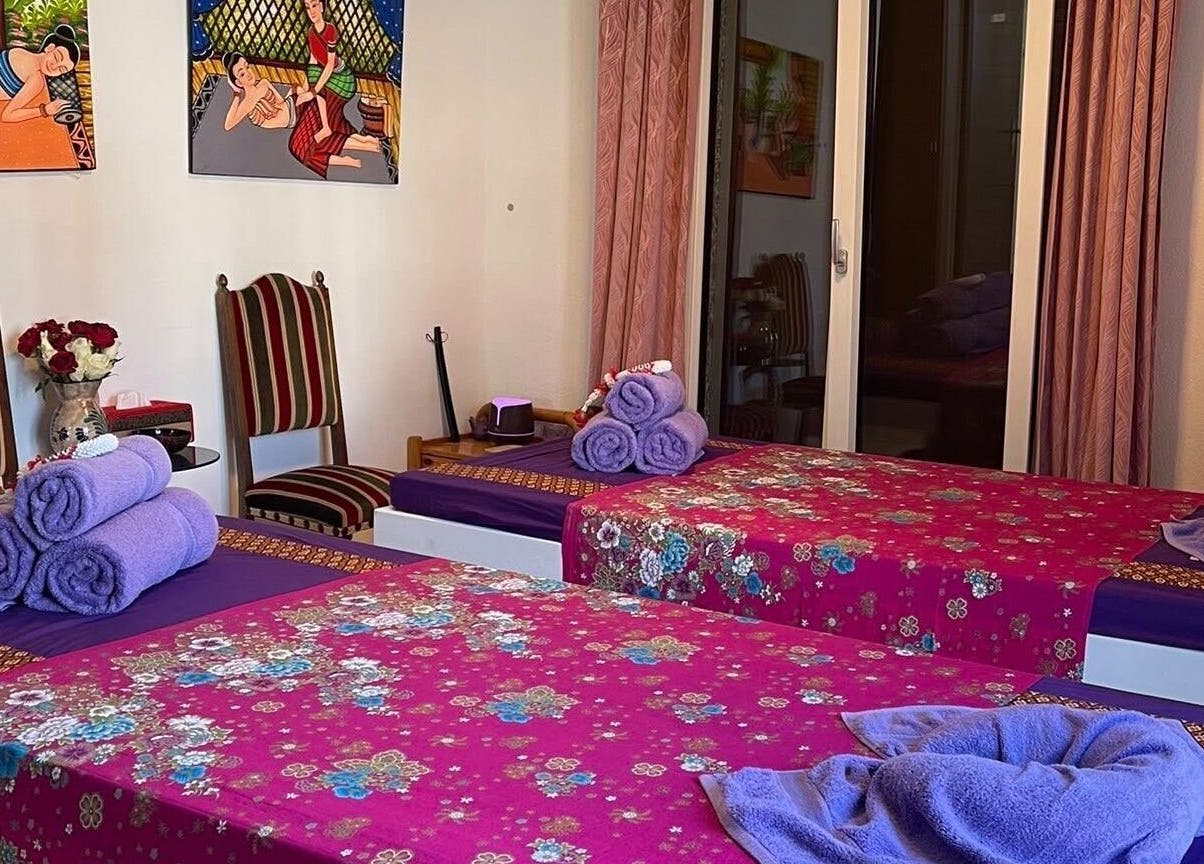 Camera accogliente con letti decorati a Ascona Siam Massage Spa, Ascona, Ticino, CH.