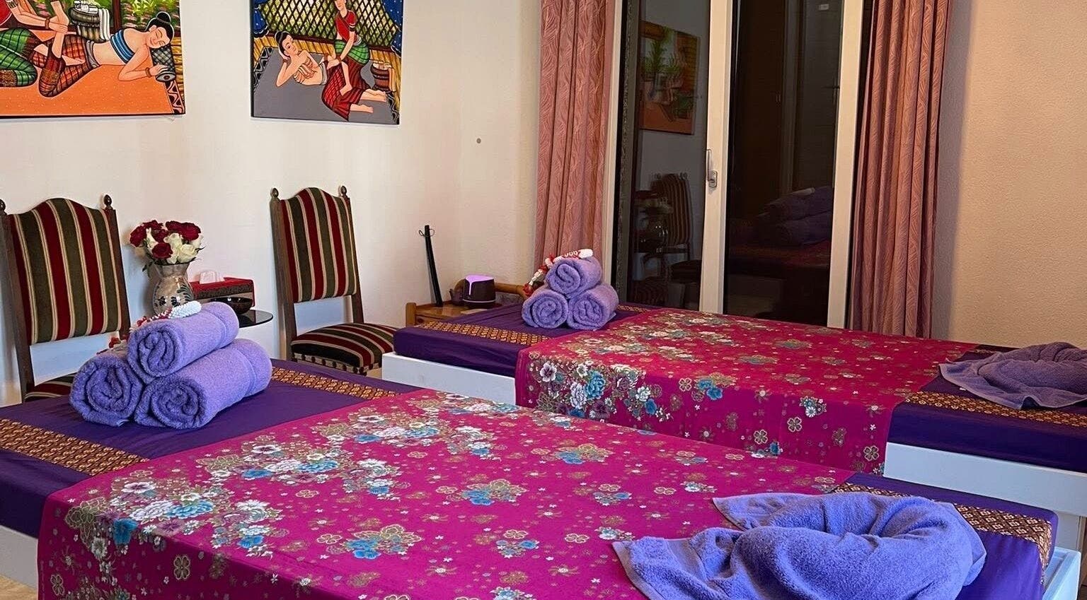 Camera accogliente con letti decorati a Ascona Siam Massage Spa, Ascona, Ticino, CH.