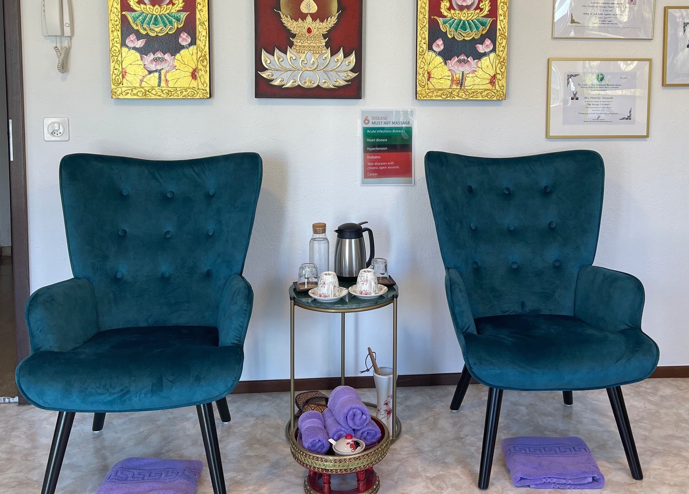 Zona attesa elegante con poltrone e tavolino ad Ascona Siam Massage Spa, Ascona, Ticino, CH.