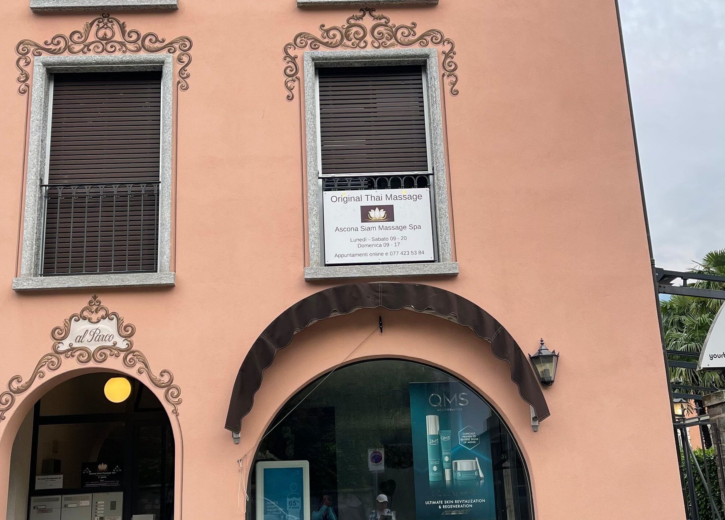 Facciata di Ascona Siam Massage Spa a Ascona, Ticino, CH, con elementi decorativi eleganti.