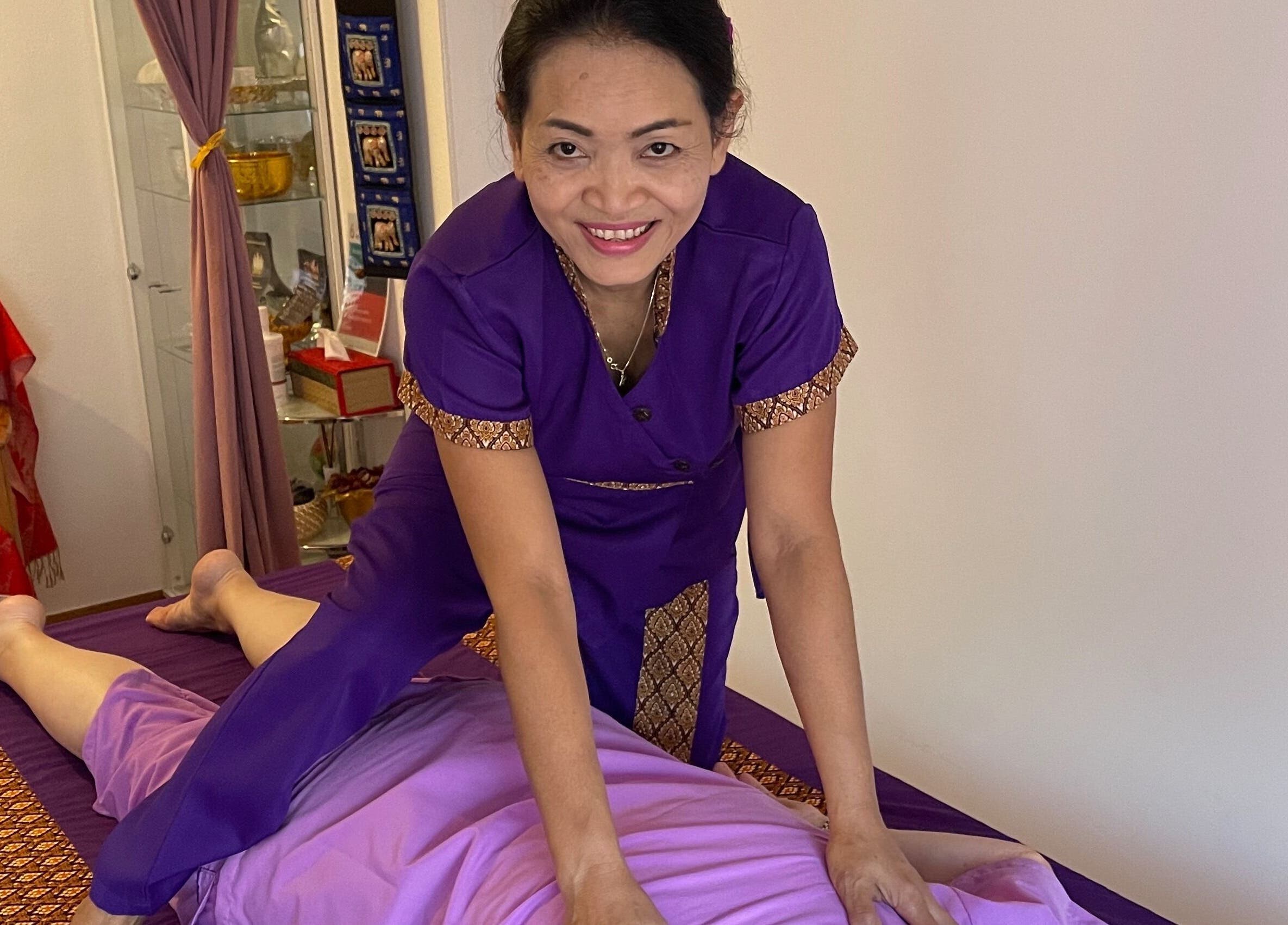 Massaggio tradizionale al Ascona Siam Massage Spa, Ascona, Ticino, CH, per un'esperienza rilassante unica.