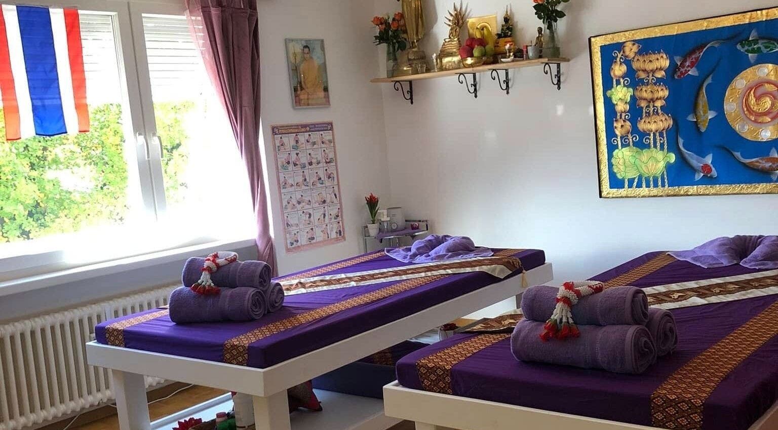 Sala massaggi accogliente con arredo tailandese presso Ascona Siam Massage Spa, Ascona, Ticino, CH.