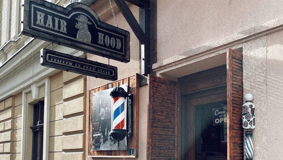 Semn vintage al frizeriei Hair Hood 1, Timișoara, Județul Timiș, RO, evidențiind stilul clasic.