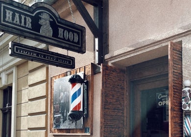 Semn vintage al frizeriei Hair Hood 1, Timișoara, Județul Timiș, RO, evidențiind stilul clasic.
