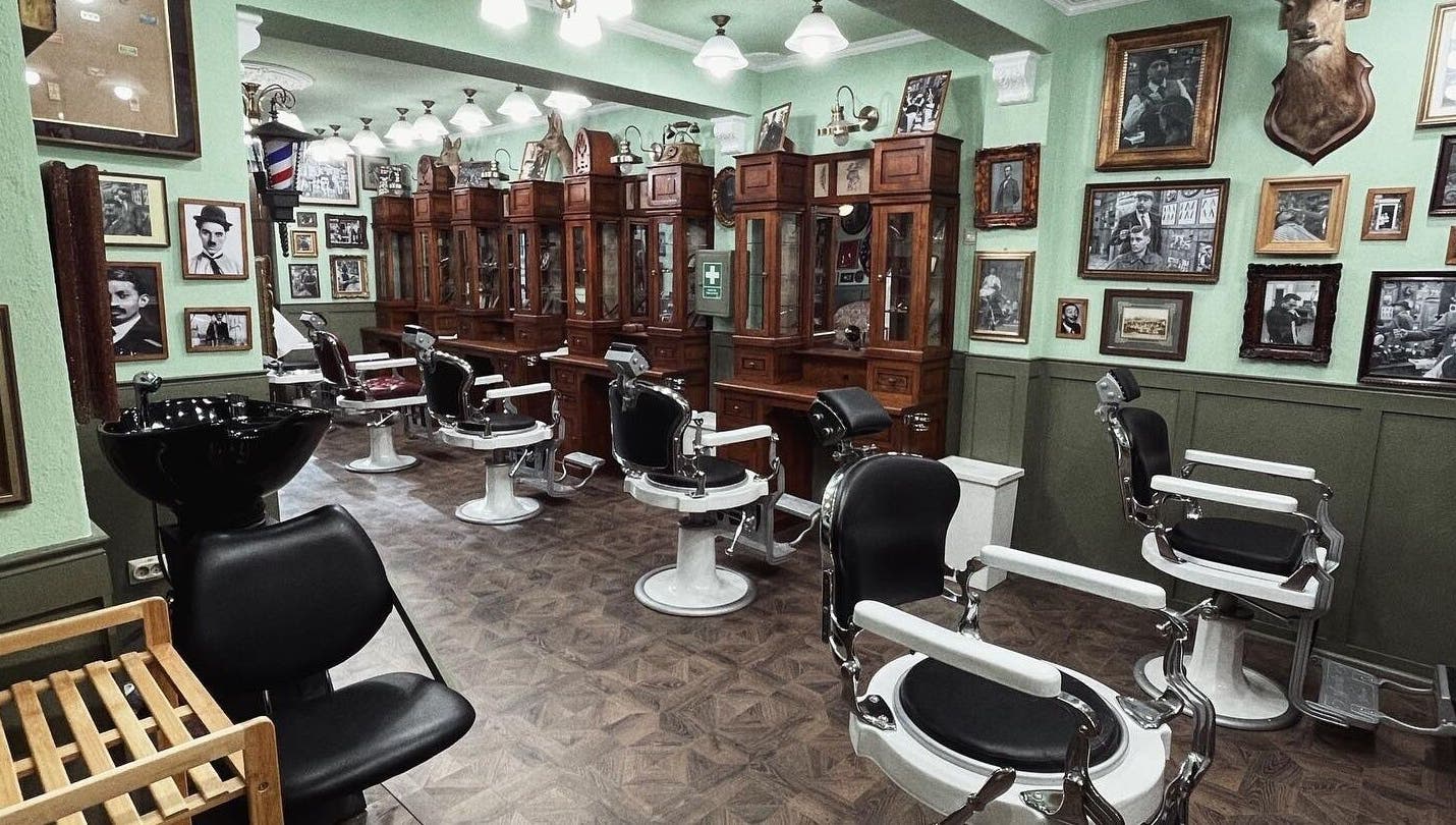 Interior elegant la Hair Hood 2, Timișoara, Județul Timiș, RO, cu scaune de frizerie și decor clasic.