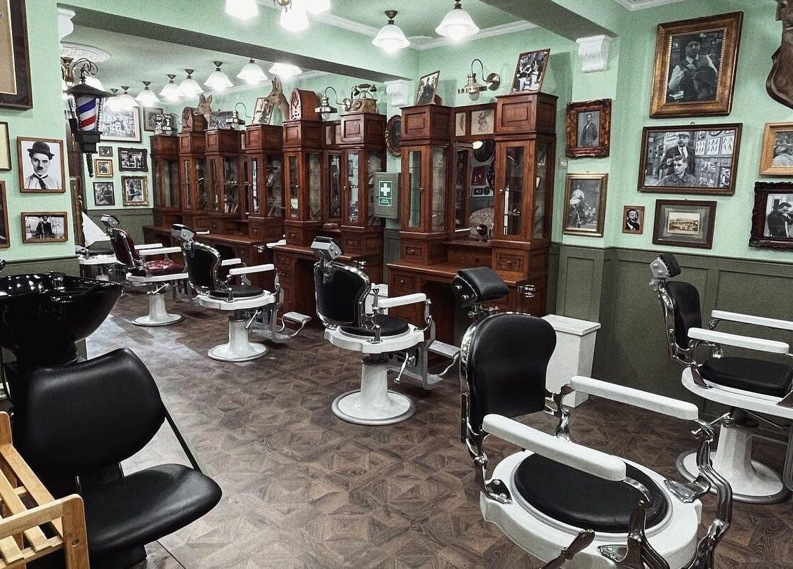 Interior elegant la Hair Hood 2, Timișoara, Județul Timiș, RO, cu scaune de frizerie și decor clasic.