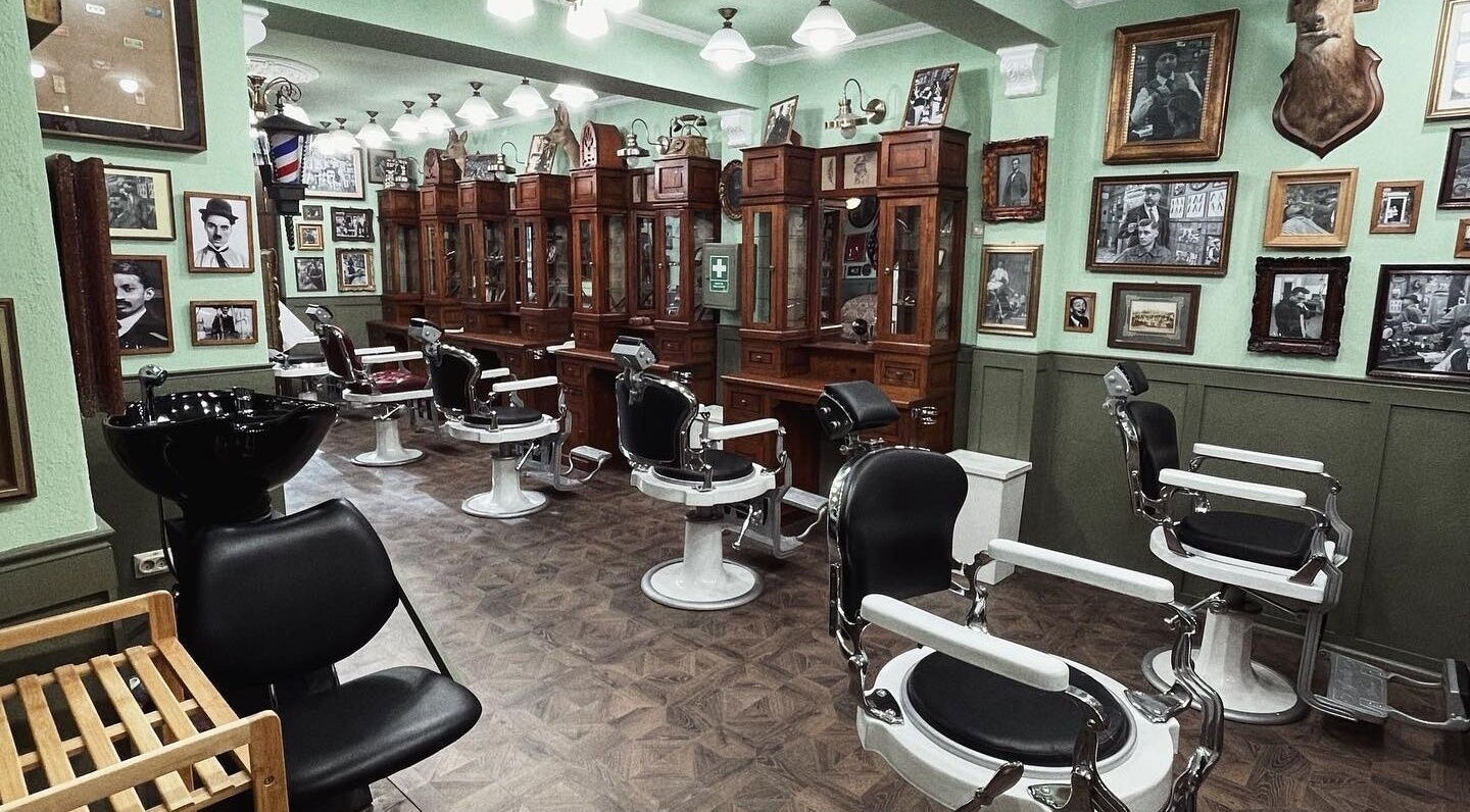 Interior elegant la Hair Hood 2, Timișoara, Județul Timiș, RO, cu scaune de frizerie și decor clasic.