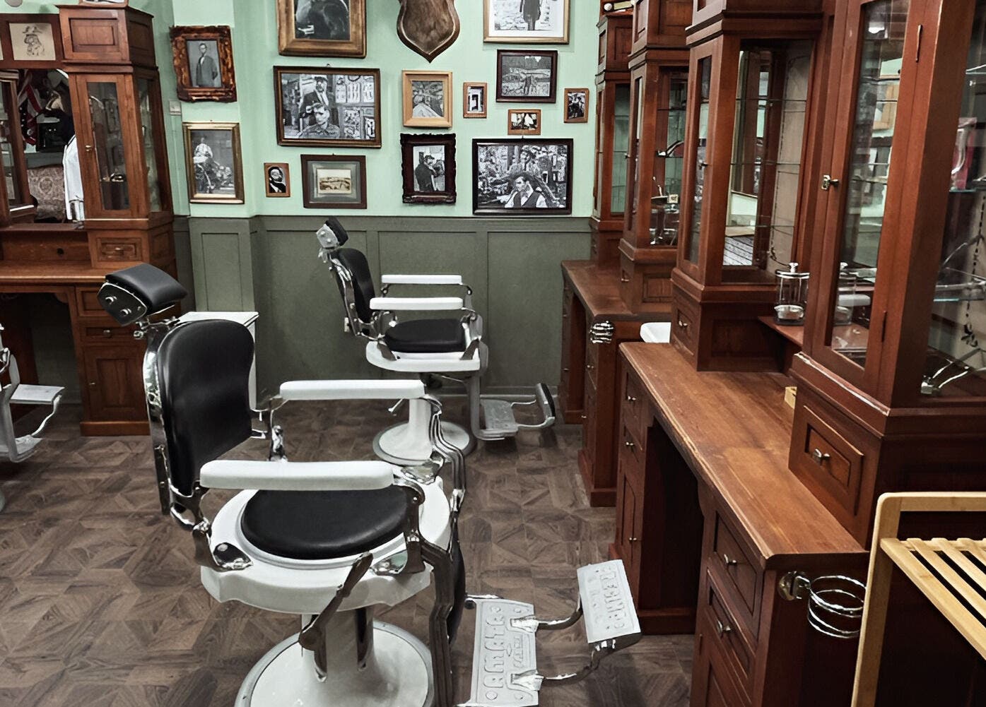 Interior retro al salonului Hair Hood 2 din Timișoara, Județul Timiș, RO, cu scaune de frizerie albe și lemn elegant.