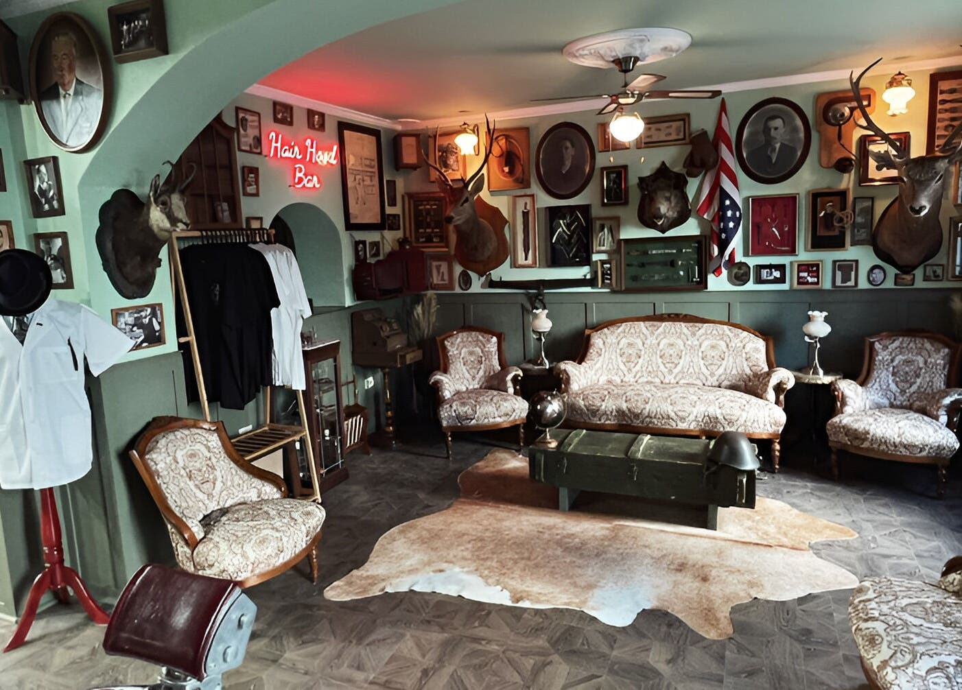 Interior retro la Hair Hood 2, Timișoara, Județul Timiș, RO, cu mobilă vintage și decor artistic.