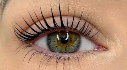 Dettaglio di un occhio con ciglia estese presso SILVERÉ BEAUTY CLINIC *Estetica Medicale* Estetica Avanzata, Lugano, Ticino, CH.