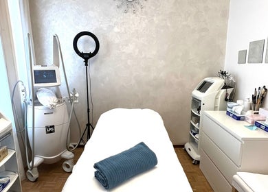 Interno moderno di Silveré Beauty Clinic a Lugano, Ticino, CH con attrezzature avanzate.