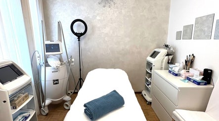 Interno moderno di Silveré Beauty Clinic a Lugano, Ticino, CH con attrezzature avanzate.