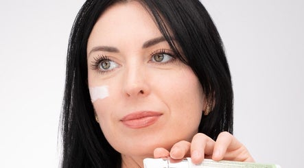 Donna applica crema per viso a SILVERÉ BEAUTY CLINIC *FREE TIME*, Lugano, Ticino, CH.
