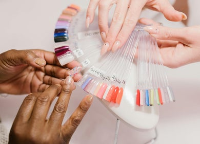 Scelta di colori per unghie a SILVERÉ BEAUTY CLINIC *FREE TIME*, Lugano, Ticino, CH.