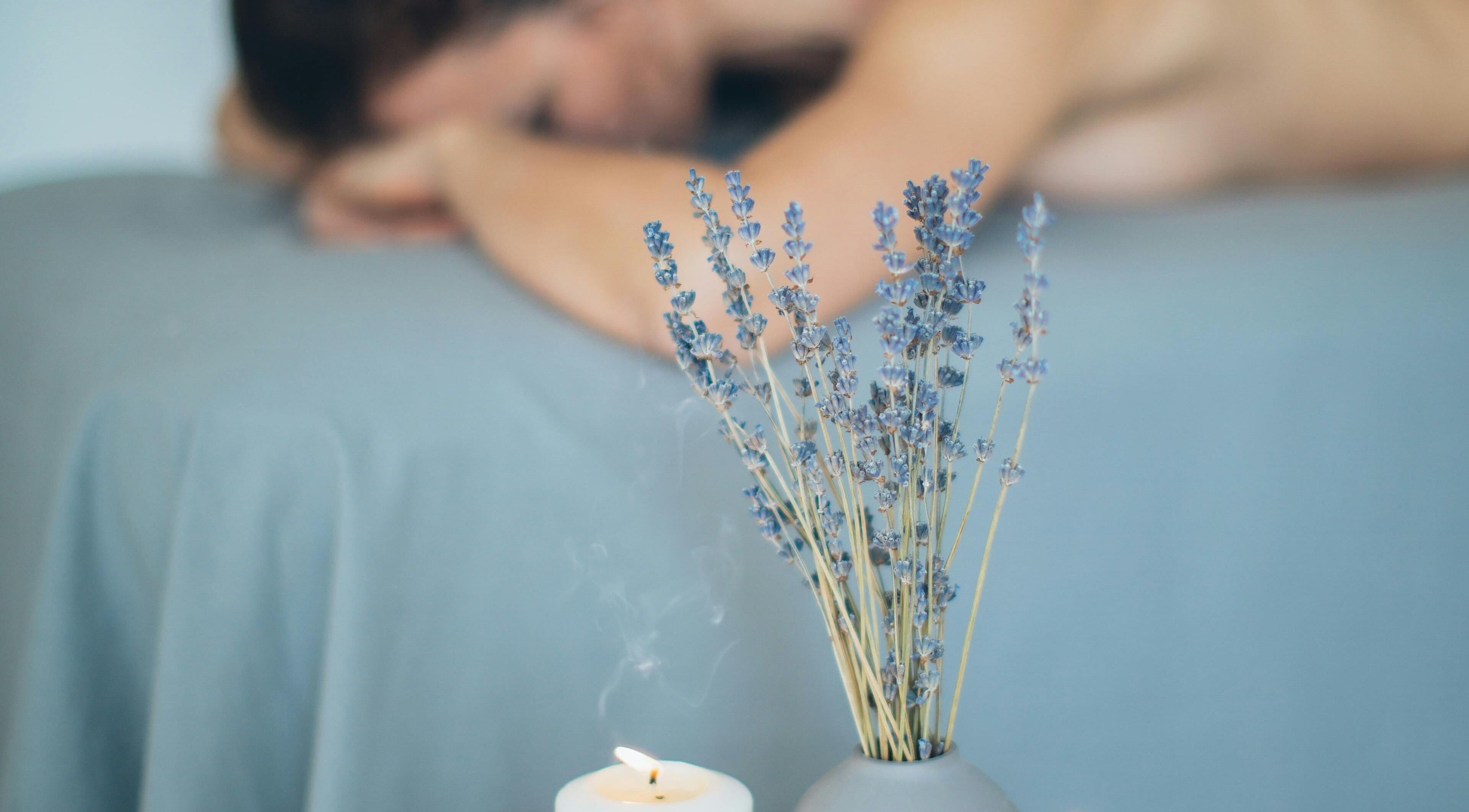 Ambiente rilassante al SILVERÉ BEAUTY CLINIC, Lugano, Ticino, CH con lavanda e candela accesa.