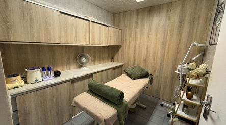 Relaxing treatment room at Mooi Salon, Bloemfontein, Free State, ZA, featuring a plush massage bed.