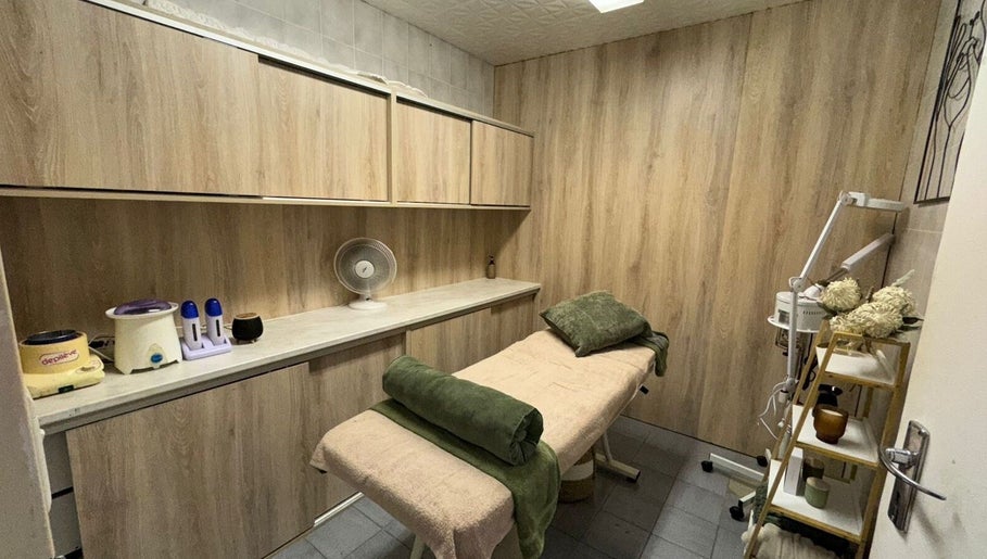 Relaxing treatment room at Mooi Salon in Bloemfontein, Free State, ZA, featuring a cozy massage table.