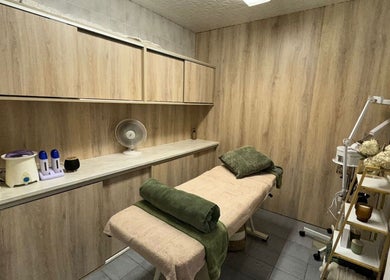 Relaxing treatment room at Mooi Salon in Bloemfontein, Free State, ZA, featuring a cozy massage table.