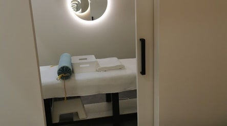 Tranquil therapy room at Kang’s TCM in Purposeful Acupuncture Clinic, Runaway Bay, QLD, AU.