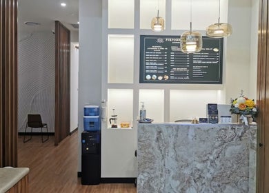 Reception area at Kang’s TCM Clinic, Runaway Bay, Queensland, AU, showcasing modern decor and welcoming ambiance.