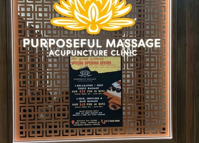 Entrance of Kang’s TCM Clinic in Runaway Bay, Queensland, AU, showcasing offers for acupuncture and massage.