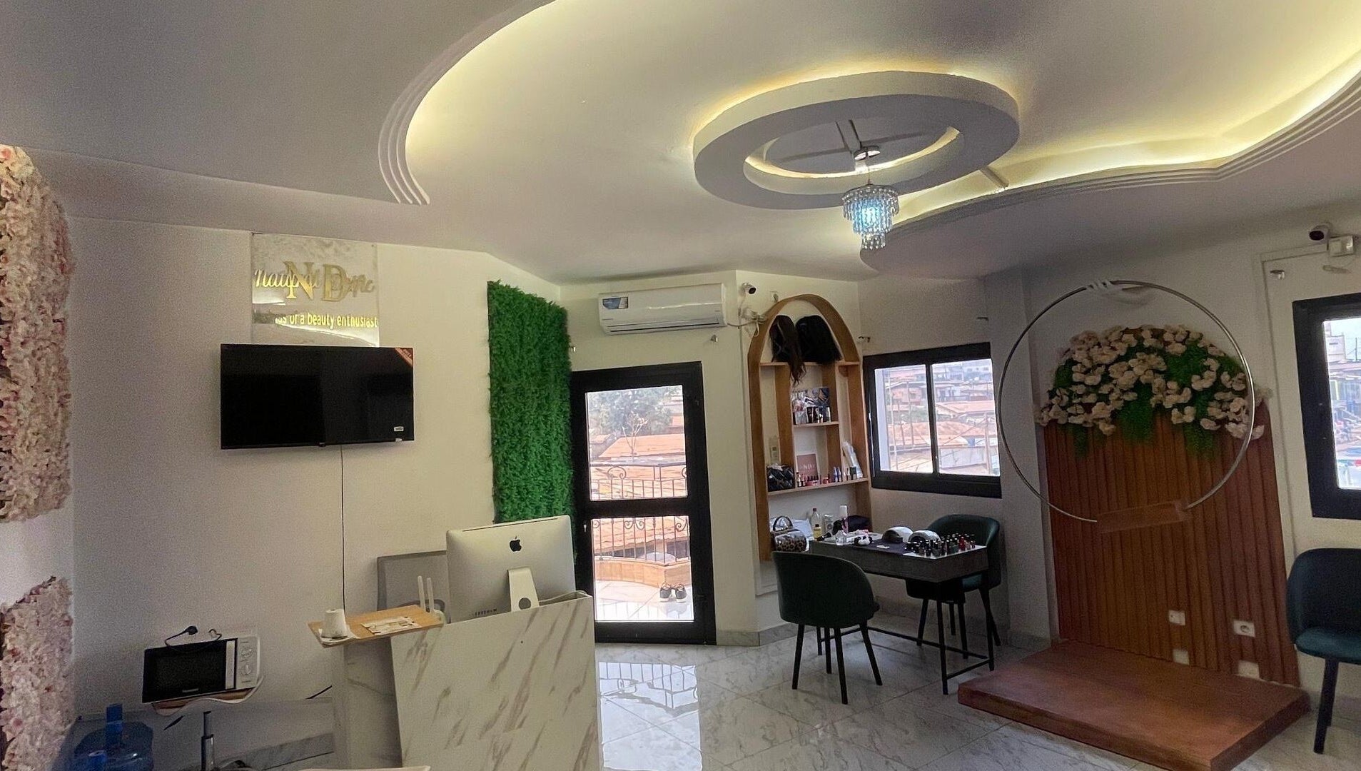 Intérieur élégant de Natural Deific - Douala, situé à Douala, Région Du Littoral, CM, avec décoration florale.