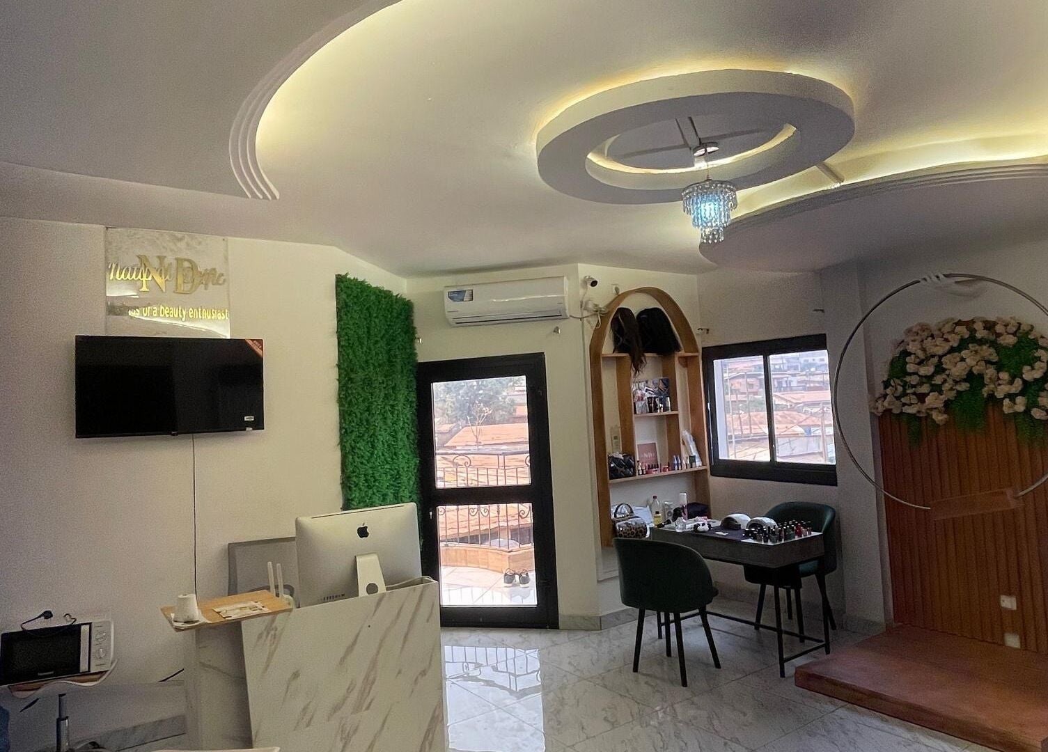 Intérieur élégant de Natural Deific - Douala, situé à Douala, Région Du Littoral, CM, avec décoration florale.