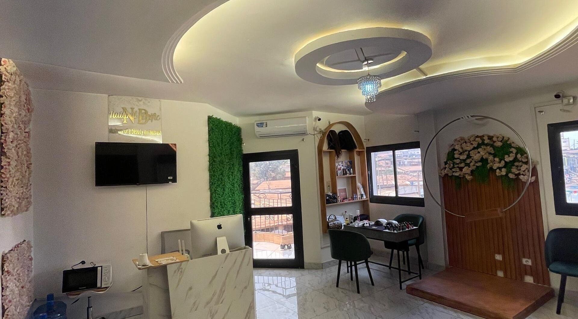 Intérieur élégant de Natural Deific - Douala, situé à Douala, Région Du Littoral, CM, avec décoration florale.