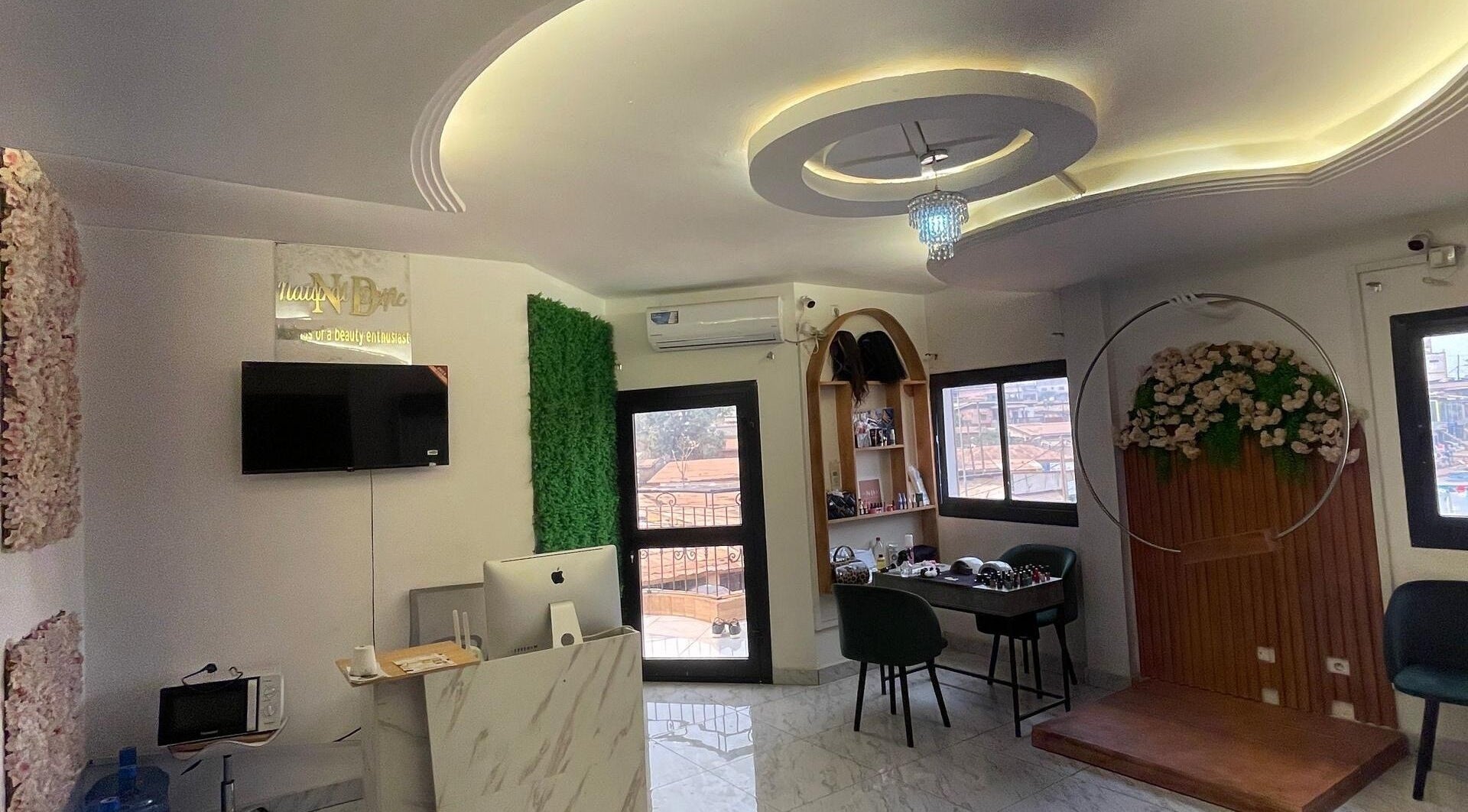 Intérieur élégant de Natural Deific - Douala, situé à Douala, Région Du Littoral, CM, avec décoration florale.