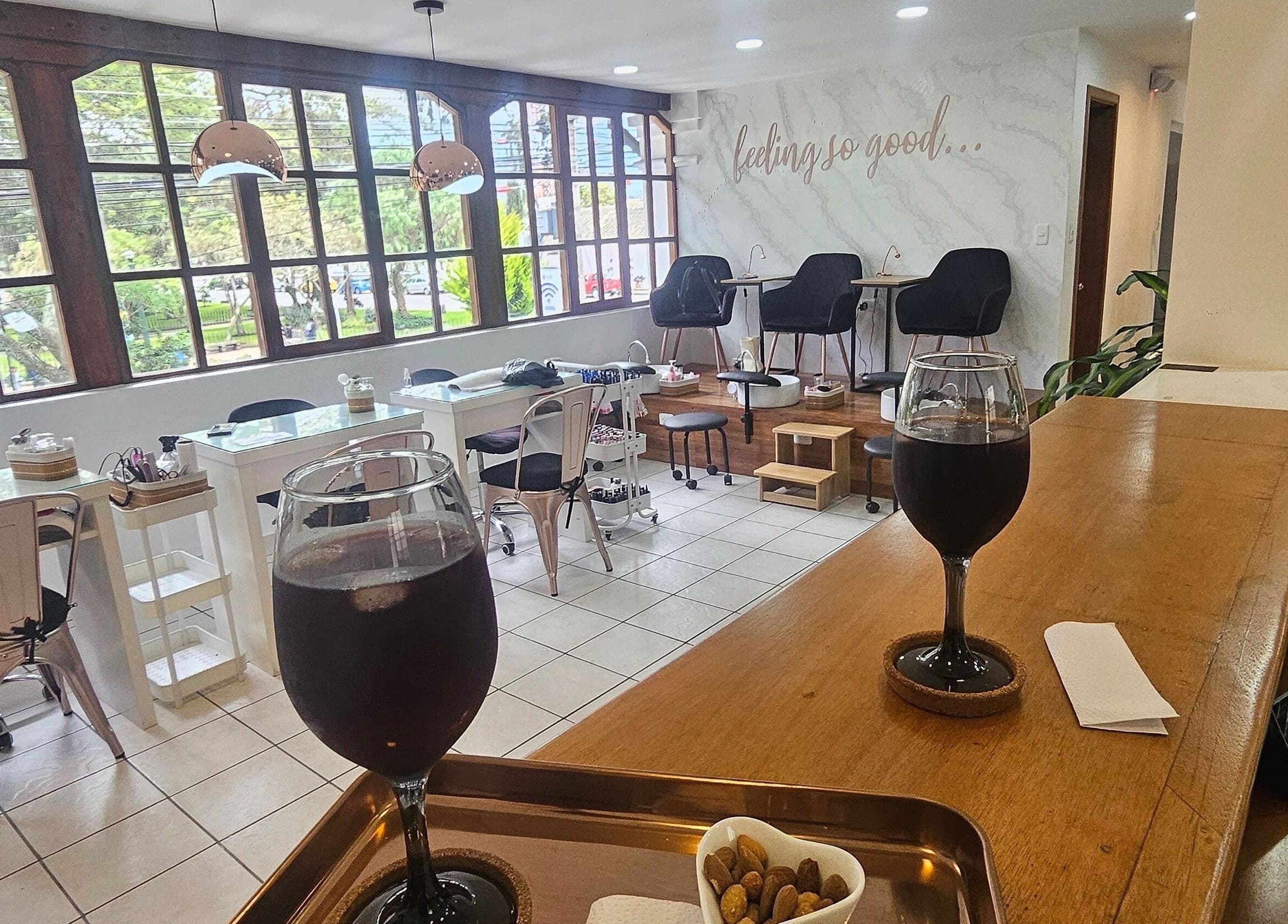 Interior elegante de Expression Image Club en Puembo, Pichincha, EC con copas y vista luminosa.