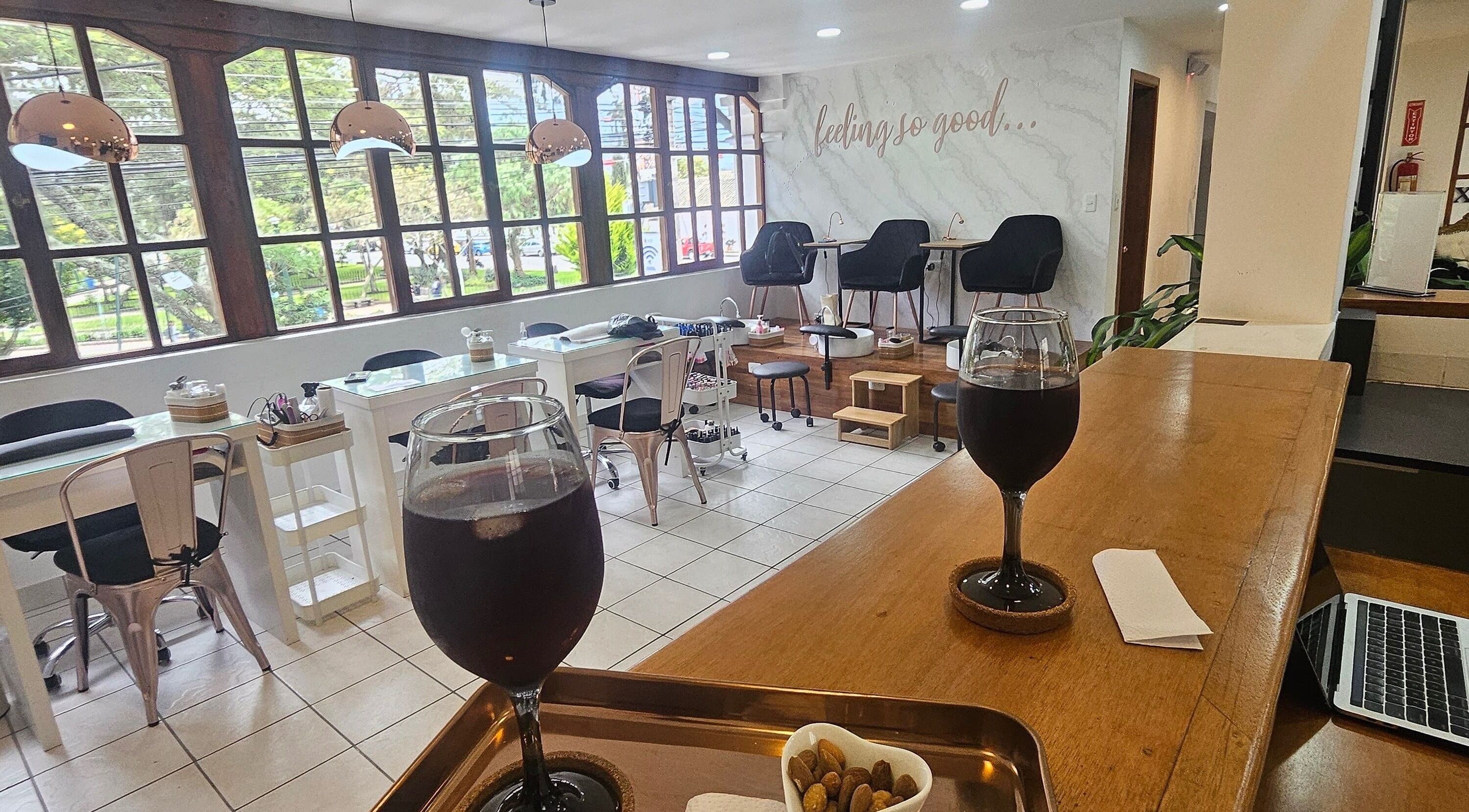 Interior elegante de Expression Image Club en Puembo, Pichincha, EC con copas y vista luminosa.