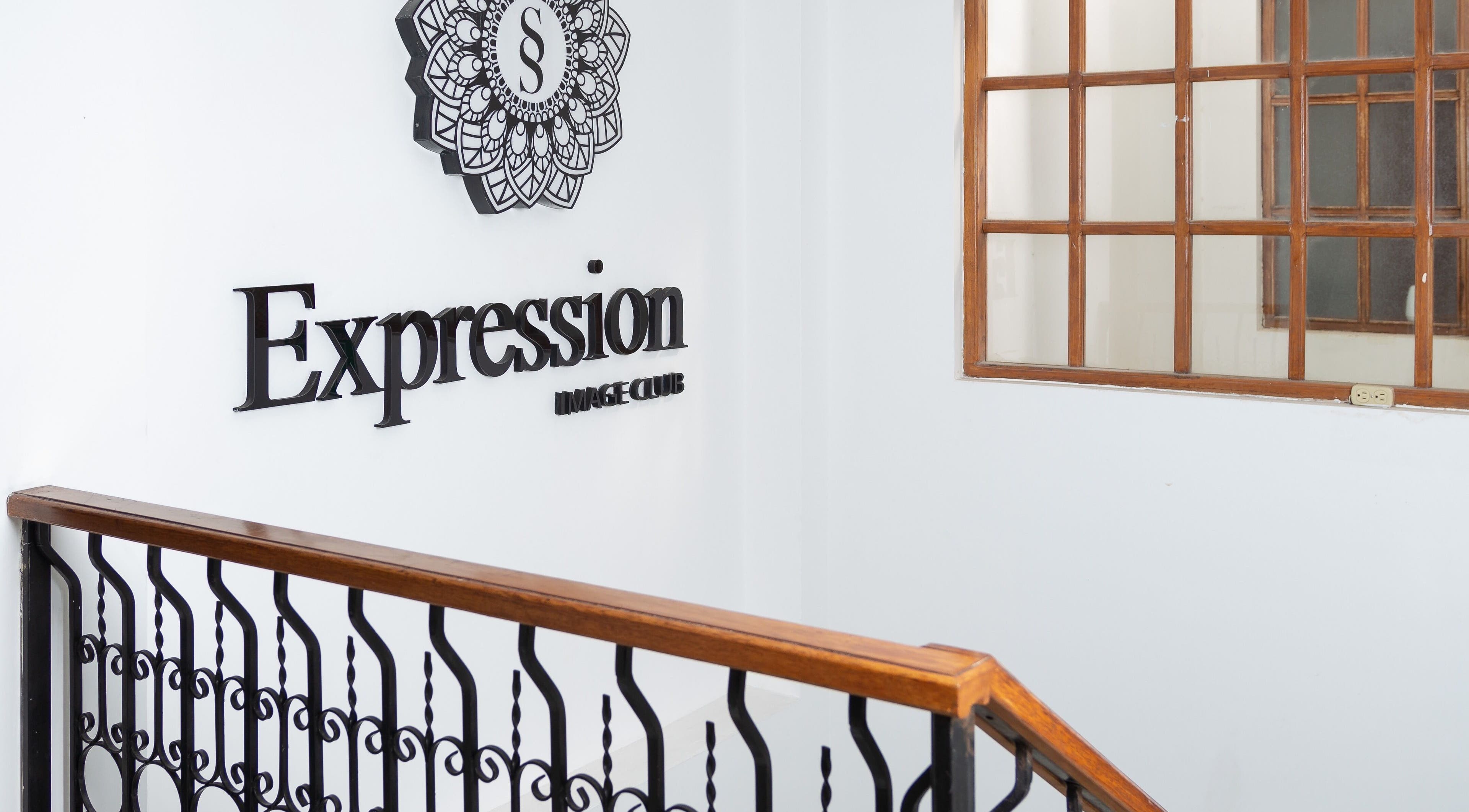 Entrada de Expression Image Club en Puembo, Pichincha, EC con diseño de baranda y logo sofisticado.