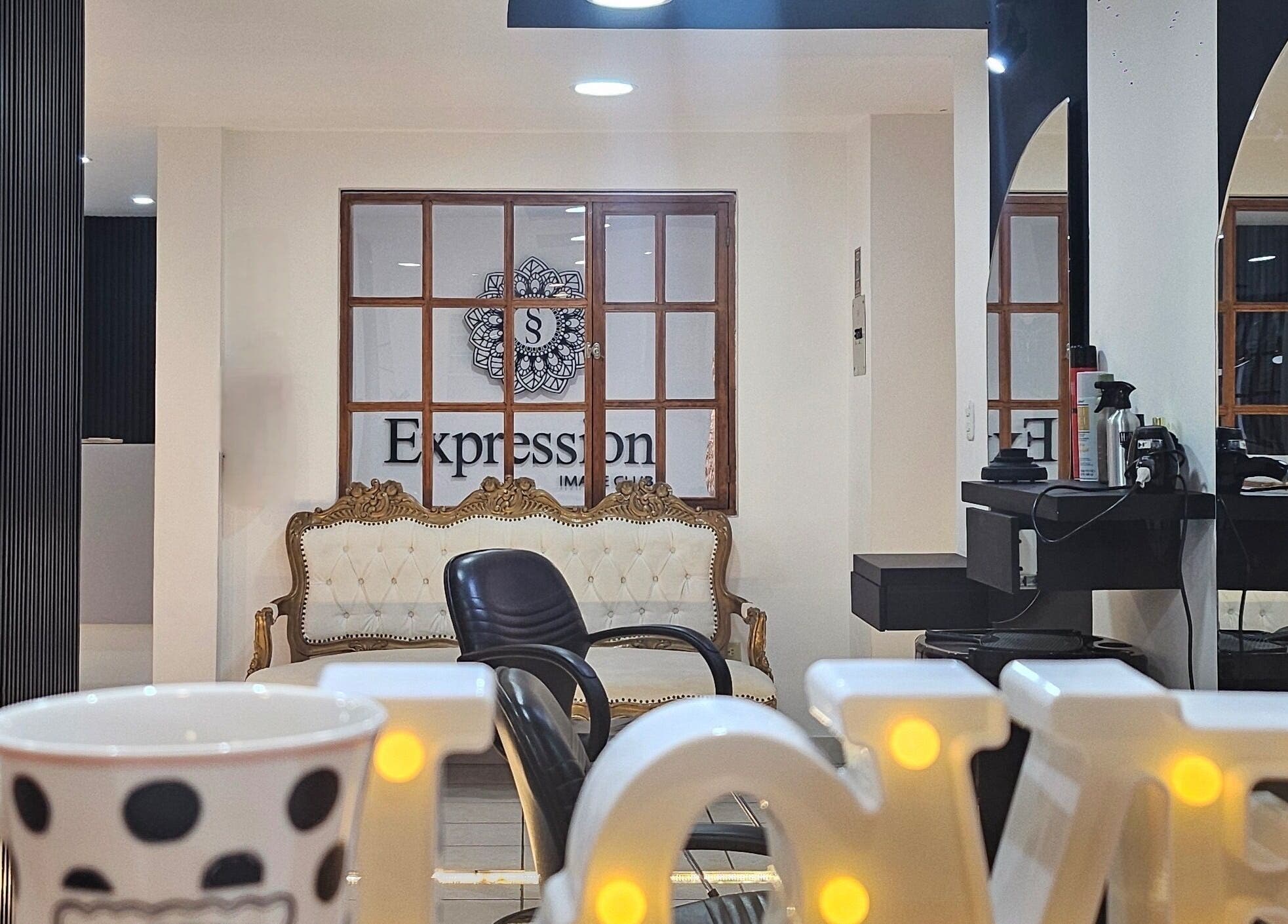 Interior de Expression Image Club en Puembo, Pichincha, EC, mostrando una sala elegante y moderna.