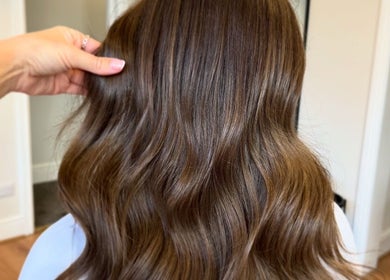 Stunning wavy hairstyle crafted at DE Hair & Aesthetics, Kingsteignton, England, GB.