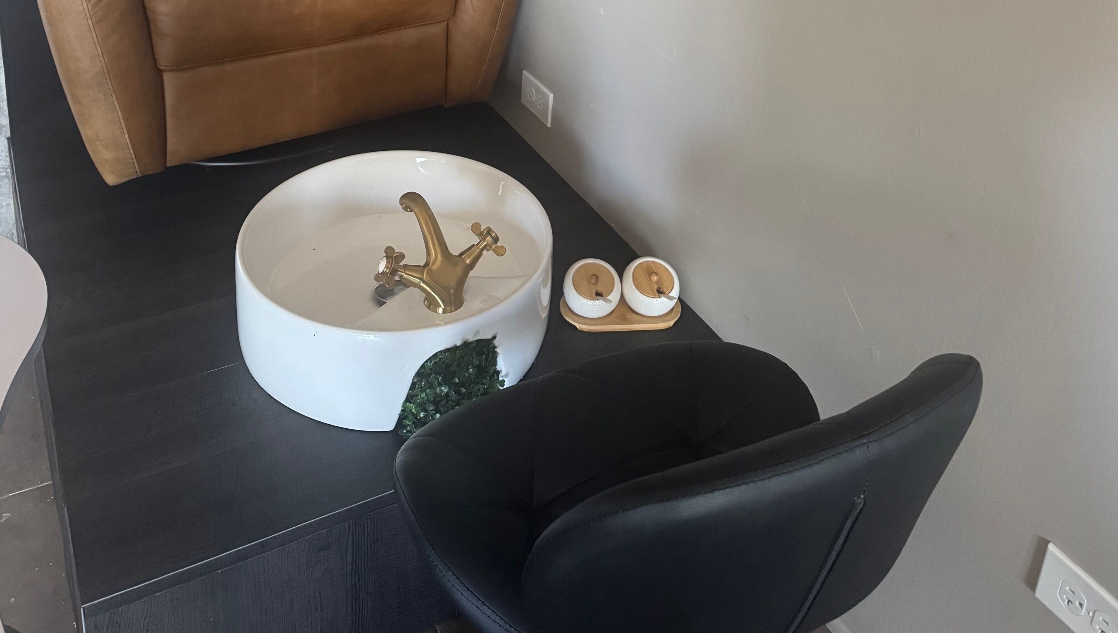 Estación de spa en Molecula con Edmarie Aviles (Viejo San Juan), San Juan, PR, con silla y lavabo elegante.