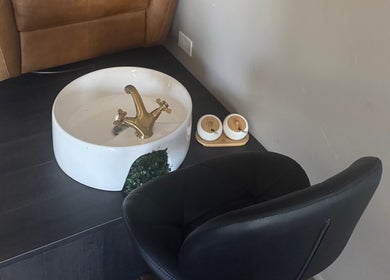 Estación de spa en Molecula con Edmarie Aviles (Viejo San Juan), San Juan, PR, con silla y lavabo elegante.