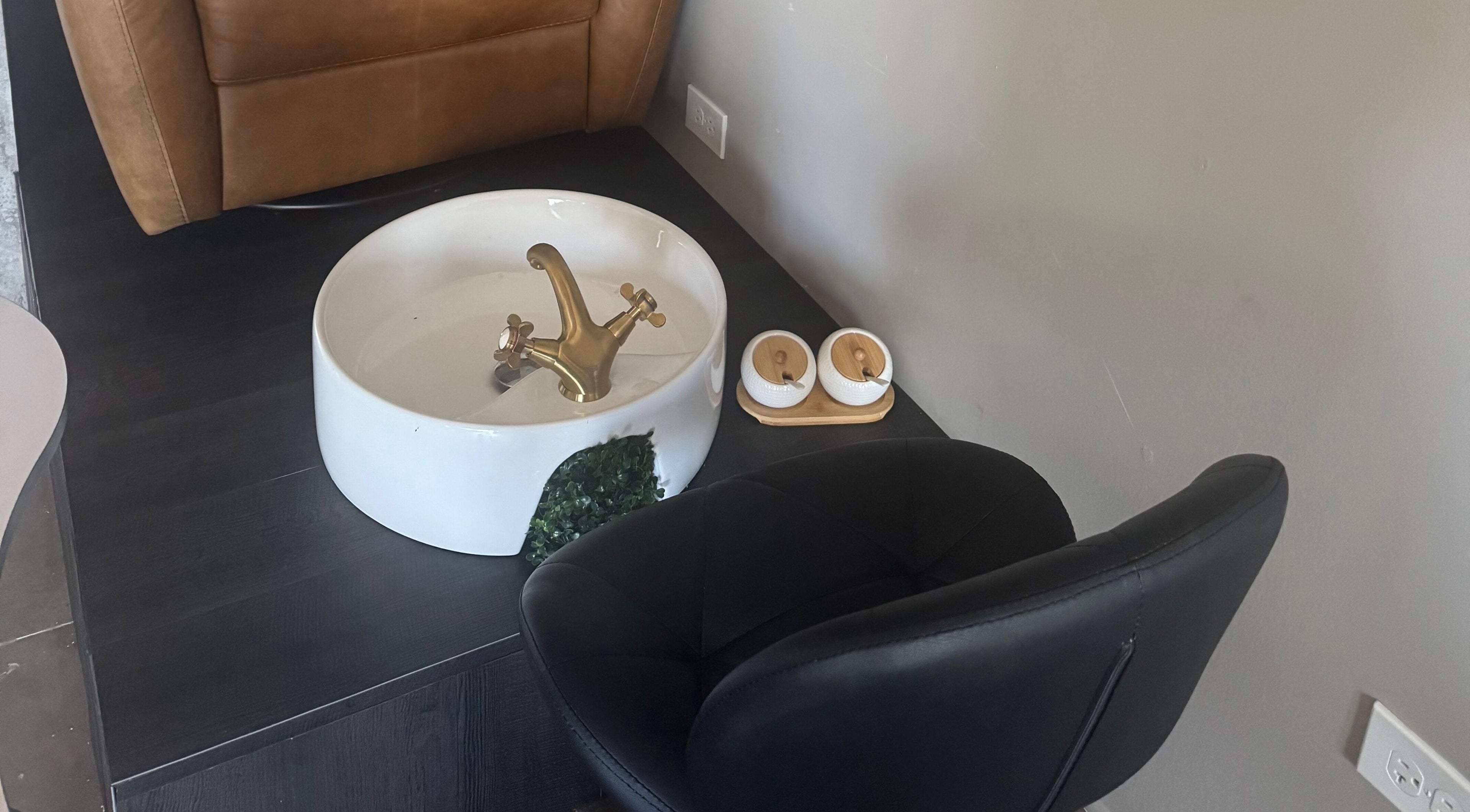 Estación de spa en Molecula con Edmarie Aviles (Viejo San Juan), San Juan, PR, con silla y lavabo elegante.