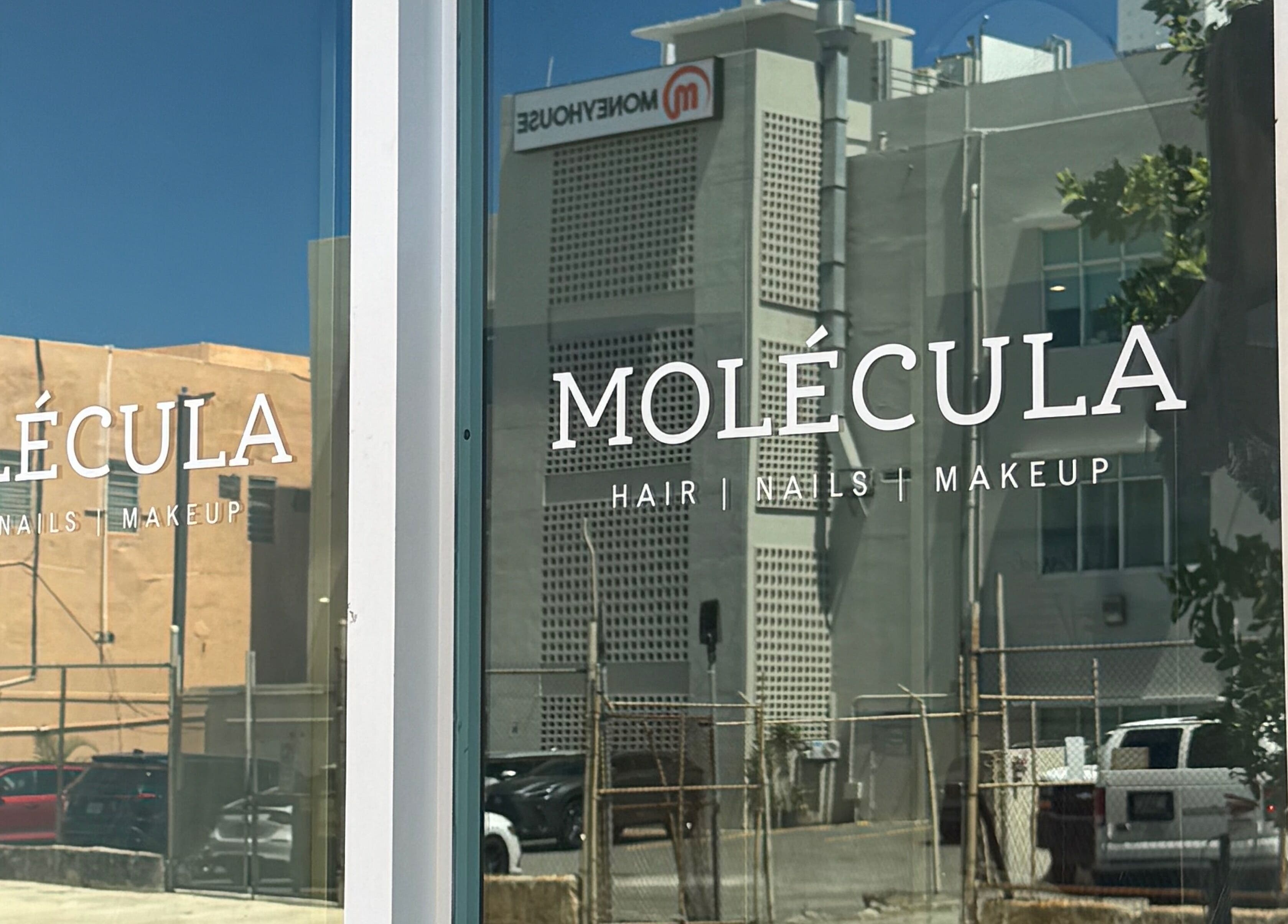 Reflejo de ventana en Molecula con Edmarie Aviles (Viejo San Juan), San Juan, San Juan, PR.