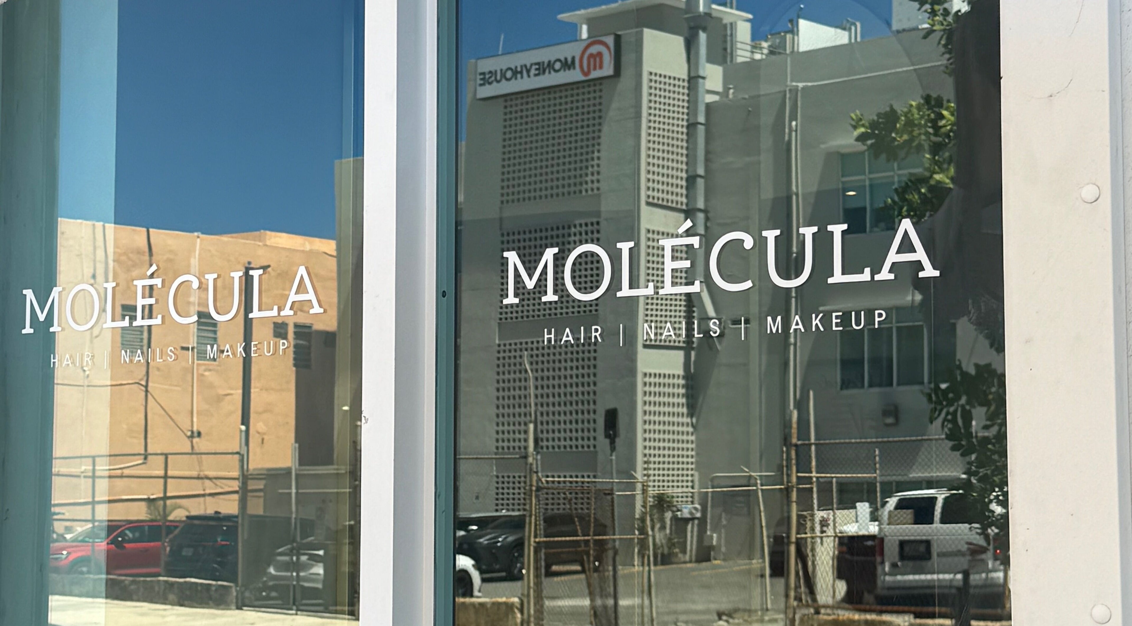 Reflejo de ventana en Molecula con Edmarie Aviles (Viejo San Juan), San Juan, San Juan, PR.