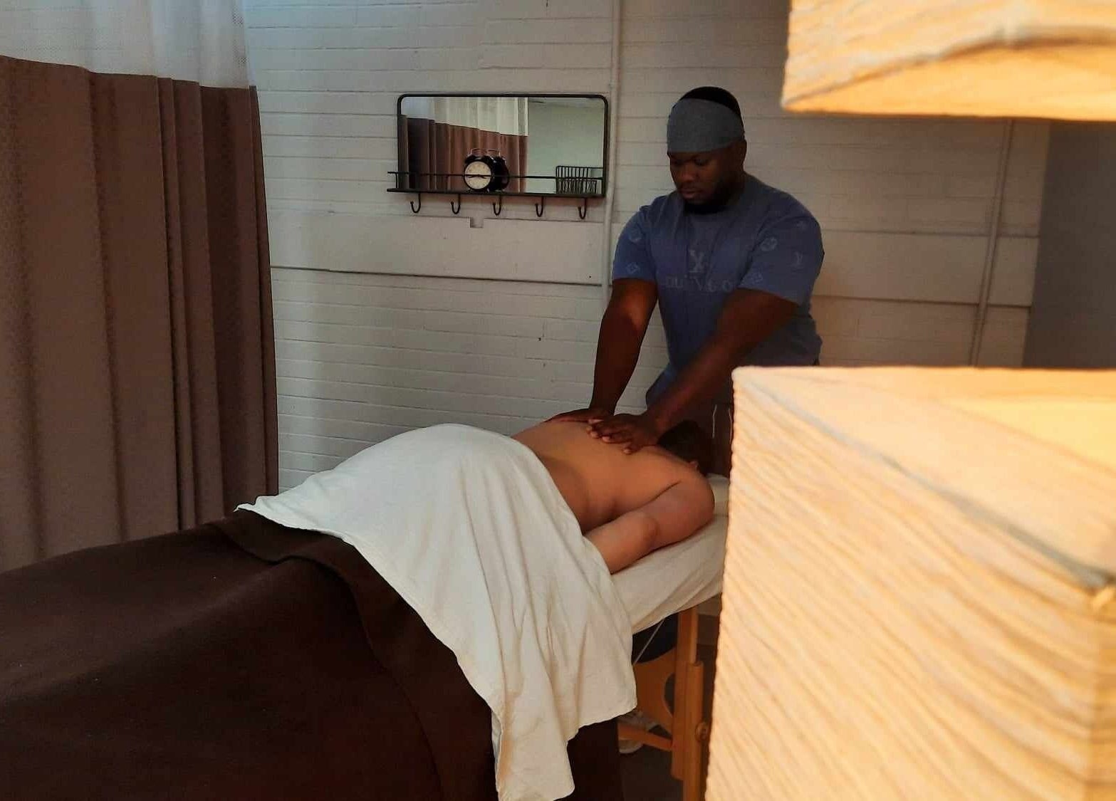 Thérapeute effectuant un massage apaisant chez Nixon Therapeutic, Boisbriand, Québec, CA.