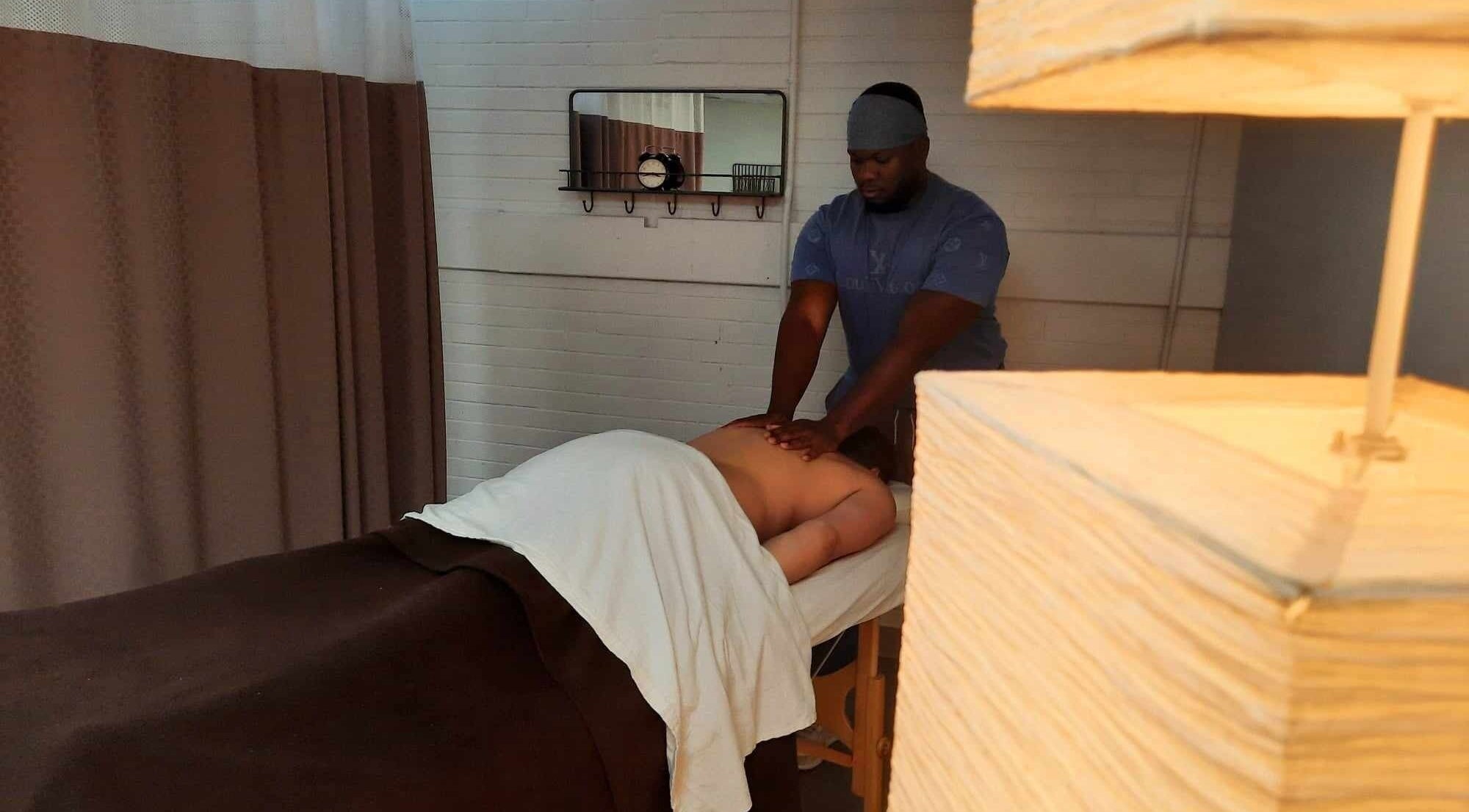 Thérapeute effectuant un massage apaisant chez Nixon Therapeutic, Boisbriand, Québec, CA.