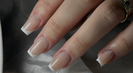 Unhas francesas elegantes no Nail Designer em Braga, Braga, PT, com acabamento impecável.