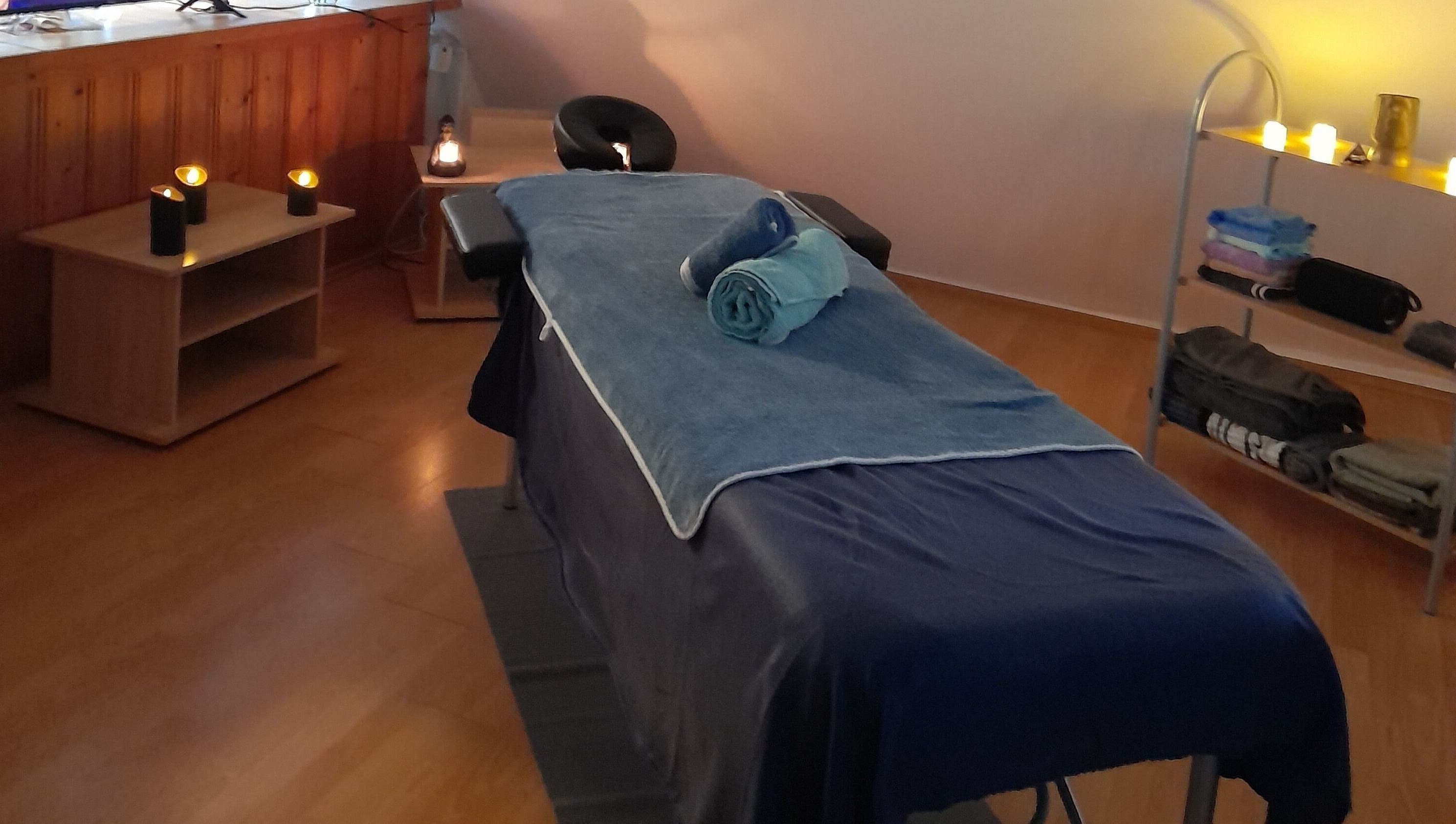 Massagezimmer bei Tommys-Massage-Zirndorf, Zirndorf, Bayern, DE, mit Tisch und Kerzenbeleuchtung.