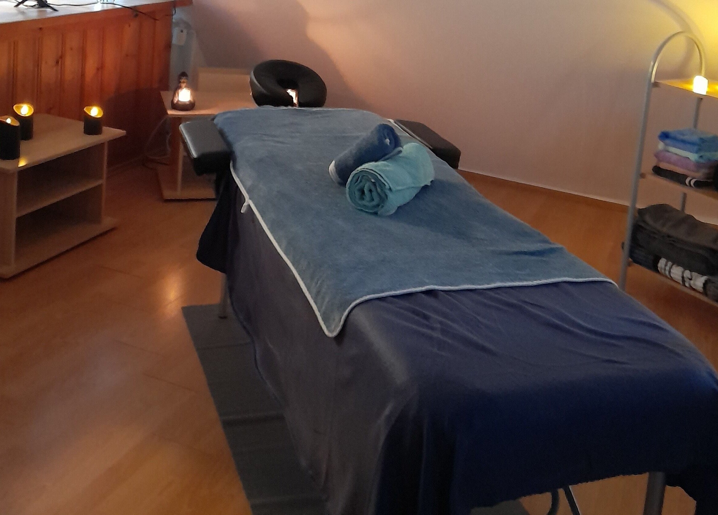 Massagezimmer bei Tommys-Massage-Zirndorf, Zirndorf, Bayern, DE, mit Tisch und Kerzenbeleuchtung.