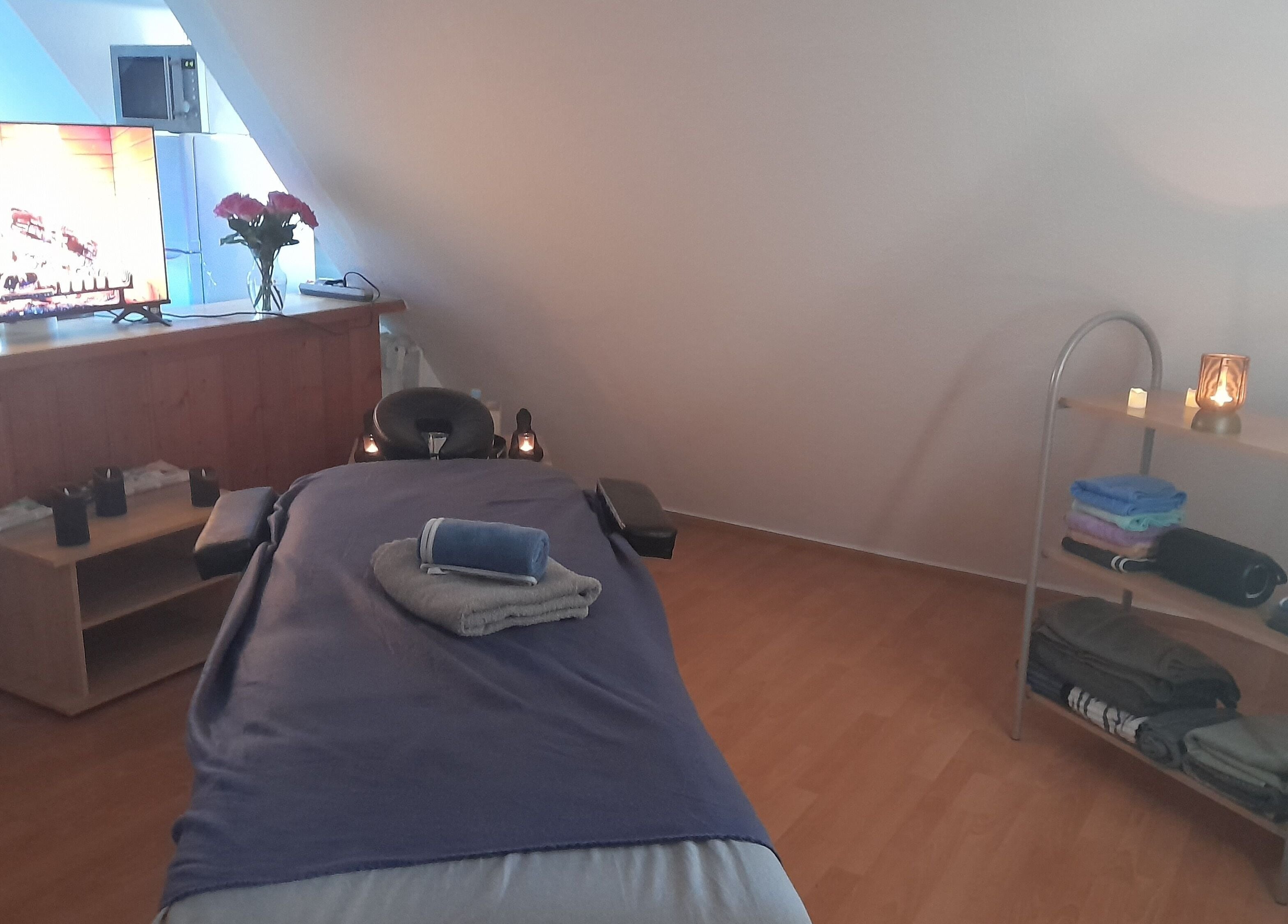 Massagezimmer bei Tommys-Massage-Zirndorf mit entspannter Atmosphäre in Zirndorf, Bayern, DE.